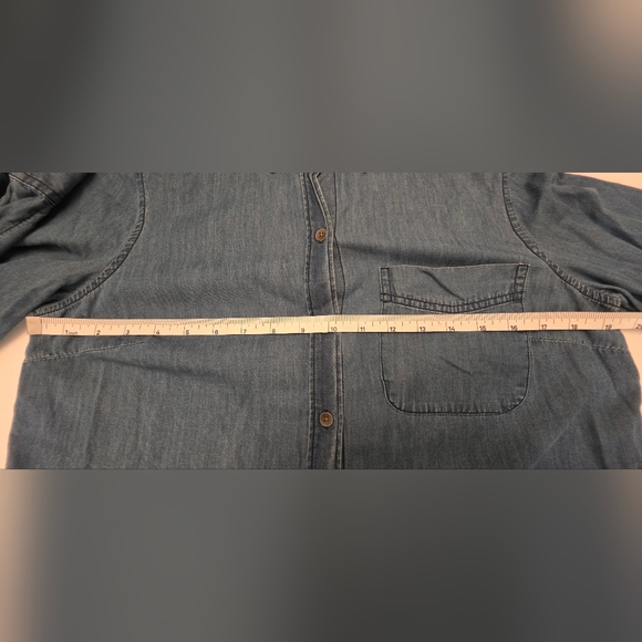 Old Navy Women's Classic Denim Button Down ~ Size Medium - Picture 7 of 7